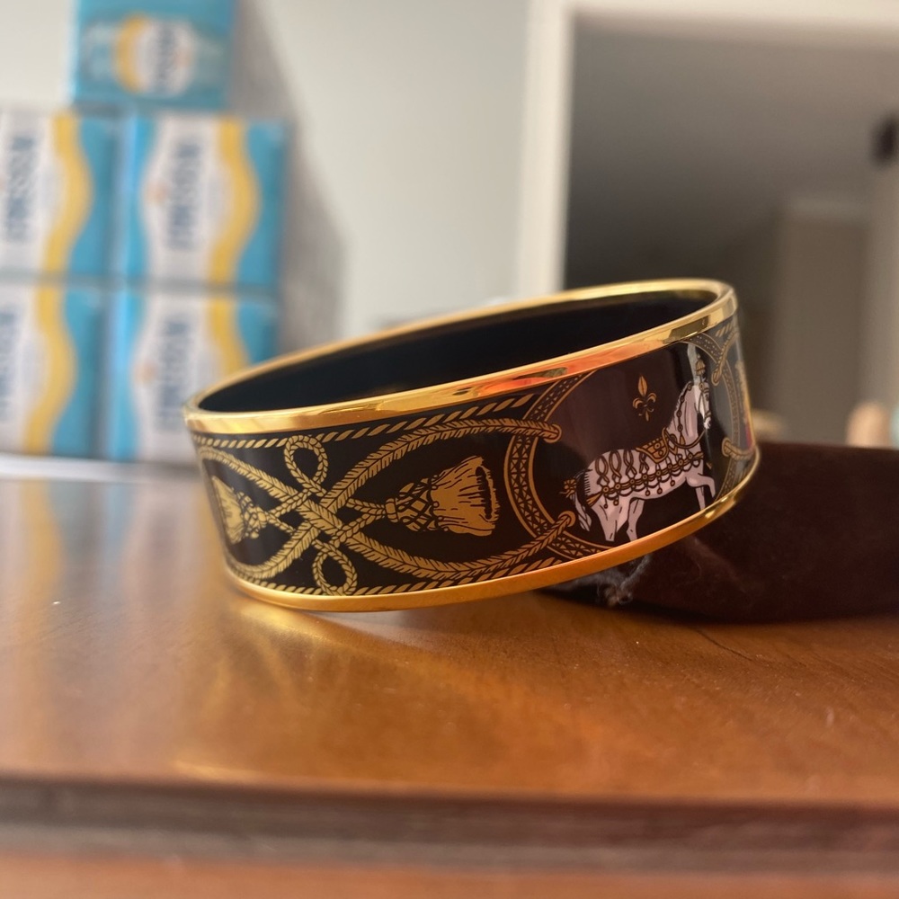 Authentic HERMÈS enamel bangle with horse motif
NWOT